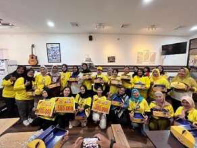 Dairy Champ Gerobak Juara sellers in branded shirts